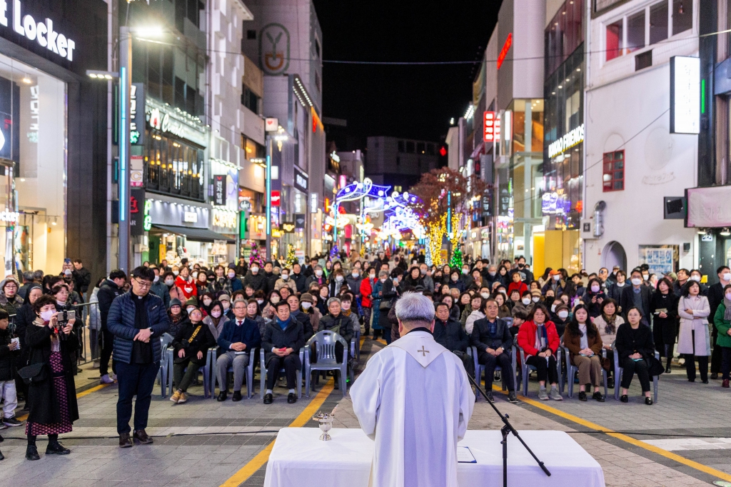 20231207중앙성당광복로트리축제전야제축복식002.jpg