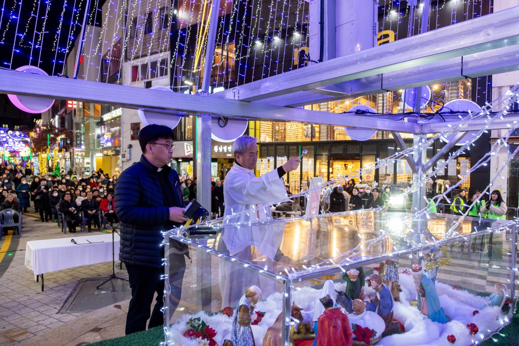 20231207중앙성당광복로트리축제전야제축복식001.jpg