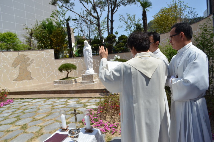 20170416김해성당성모정원축복식002_resize.jpg