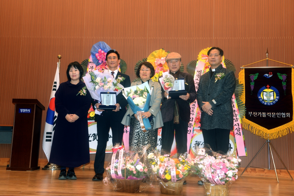 20241219제21회부산가톨릭문학상및신인상시상식004_문학상.jpg