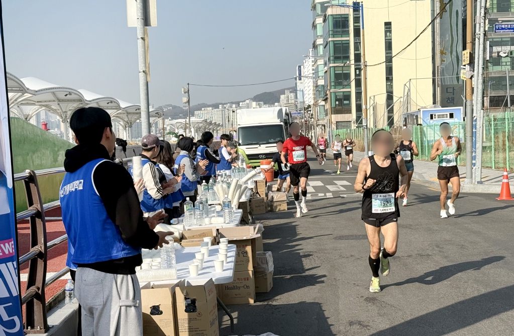 20250323부산가톨릭대학교KNN환경마라톤자원봉사011.jpg