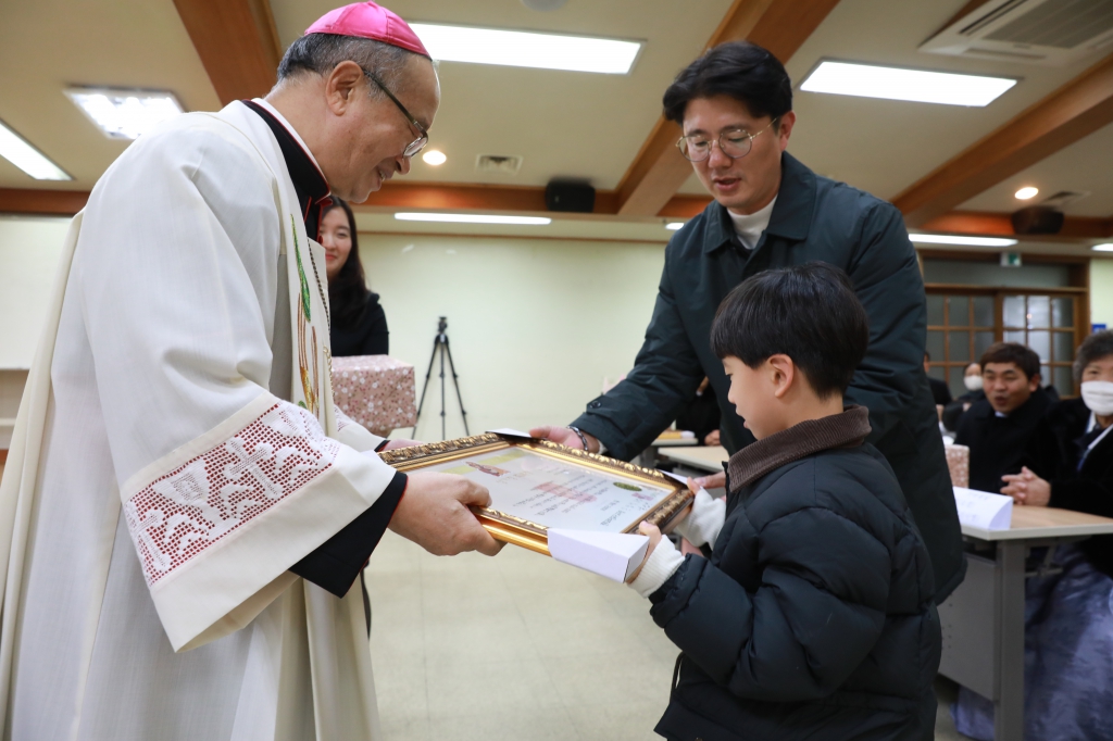 20231201성가정축복장수여식170.JPG