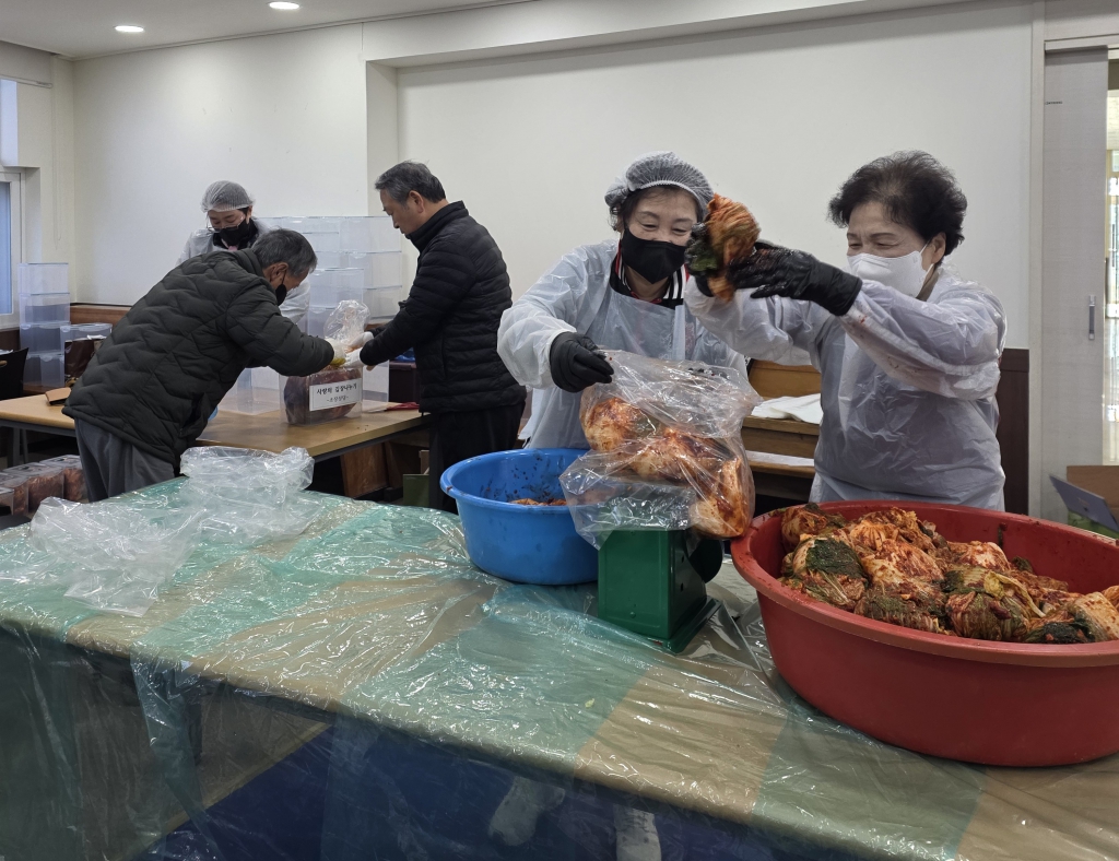 20251206초장성당김장나누기009.jpg