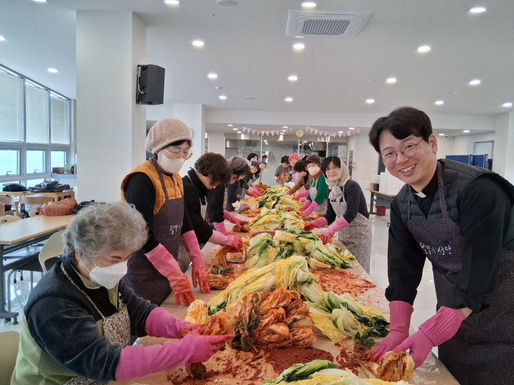 20251126달맞이성당김장005.JPG