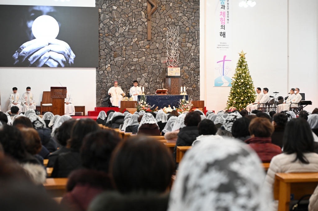 20250107지속적인성체조배회신년미사053.JPG