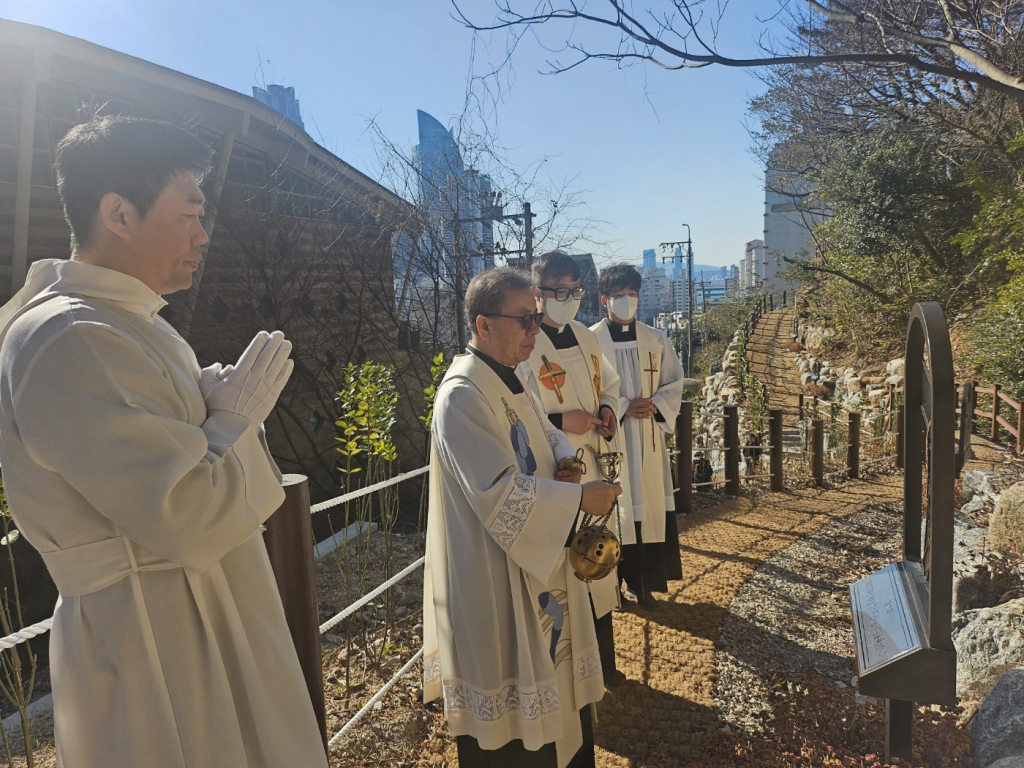 20250108우동성당십자가의길재개방축복식002.jpeg