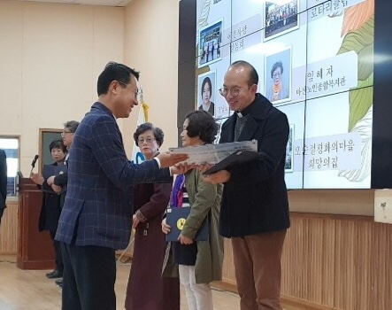 20191126오순절평화의마을경남도지사상수상001.jpg