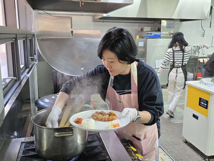 1740485201689-7.jpg