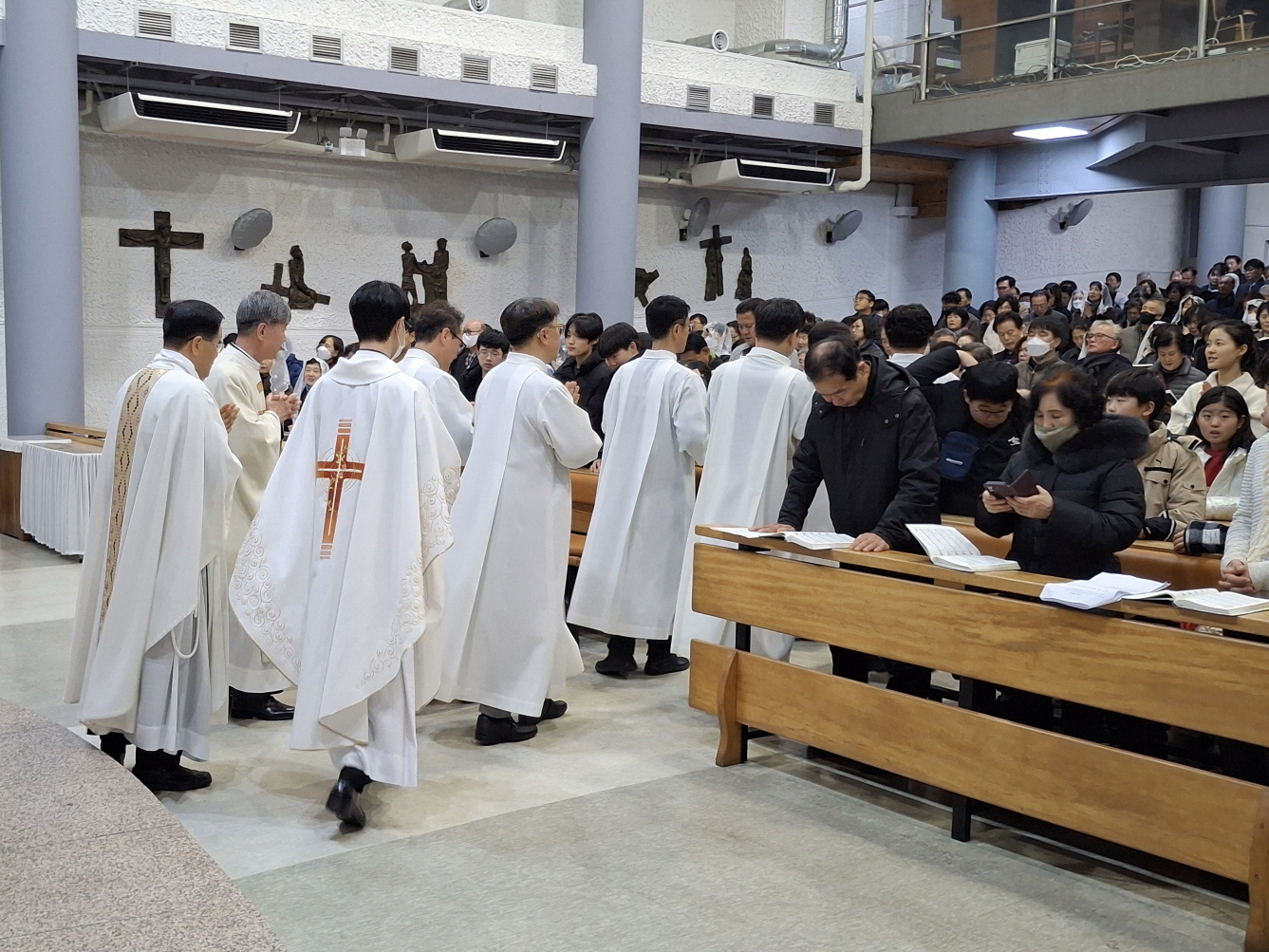 251224 성탄대축일밤미사_퇴장 (14).jpg