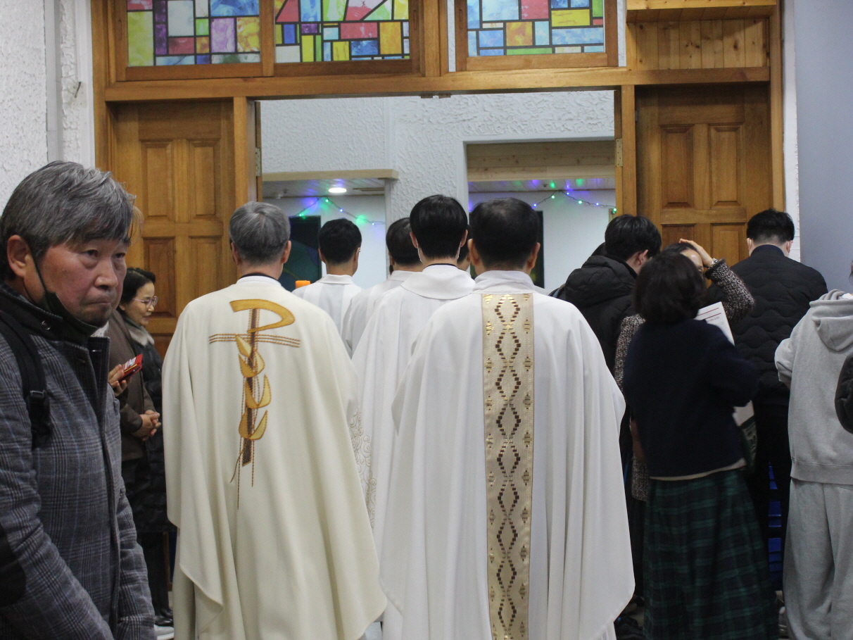 251224 성탄대축일밤미사_퇴장 (11).JPG