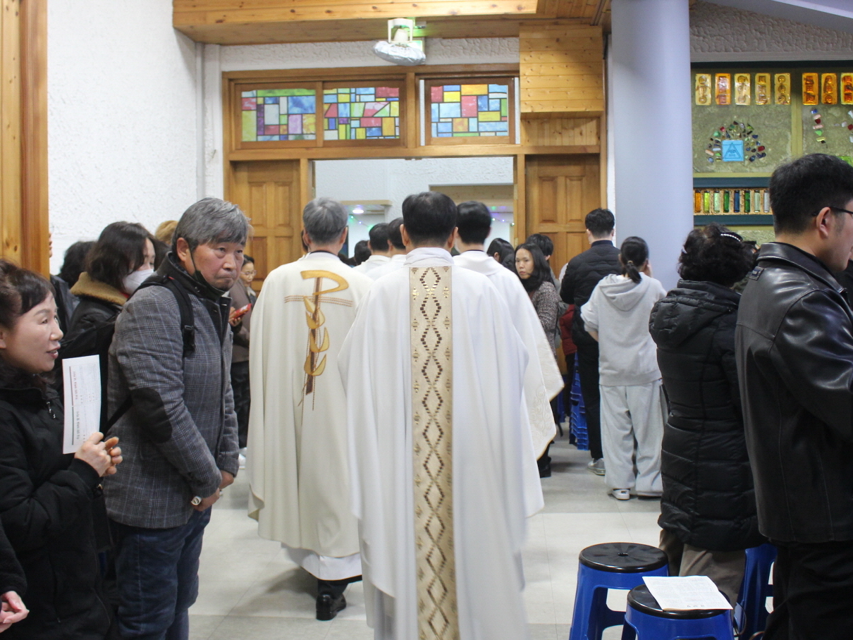 251224 성탄대축일밤미사_퇴장 (10).JPG