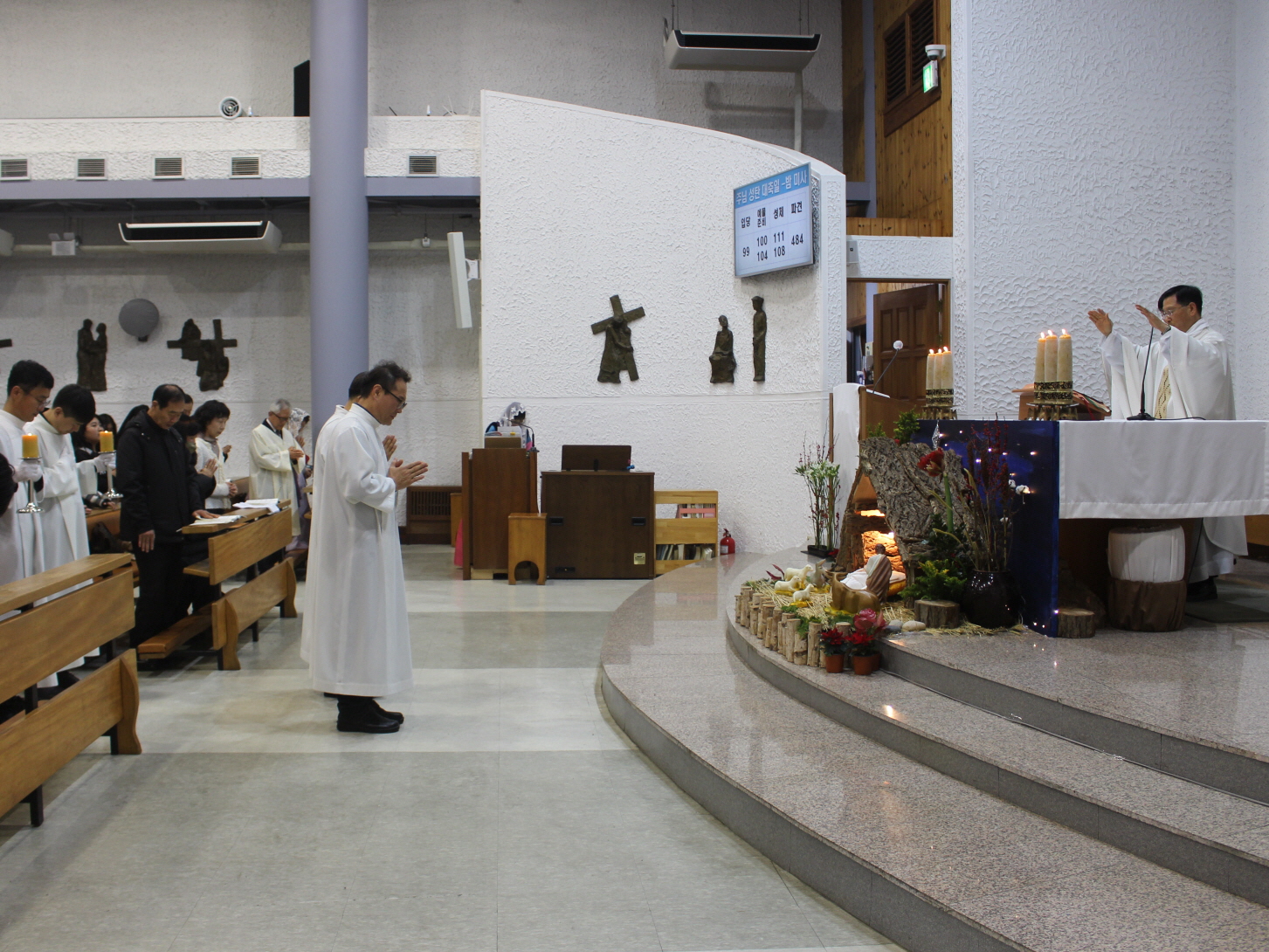 251224 성탄대축일밤미사_퇴장 (6).JPG
