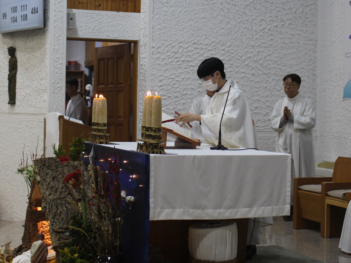 251224 성탄대축일밤미사_퇴장 (2).JPG