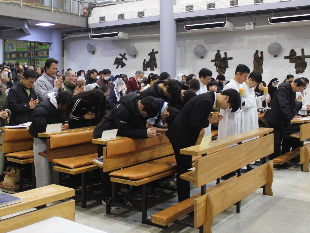 251224 성탄대축일밤미사_퇴장 (5).JPG