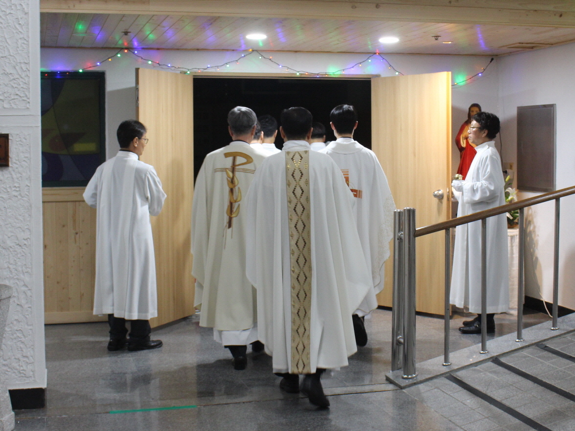 251224 성탄대축일밤미사_퇴장 (1).JPG