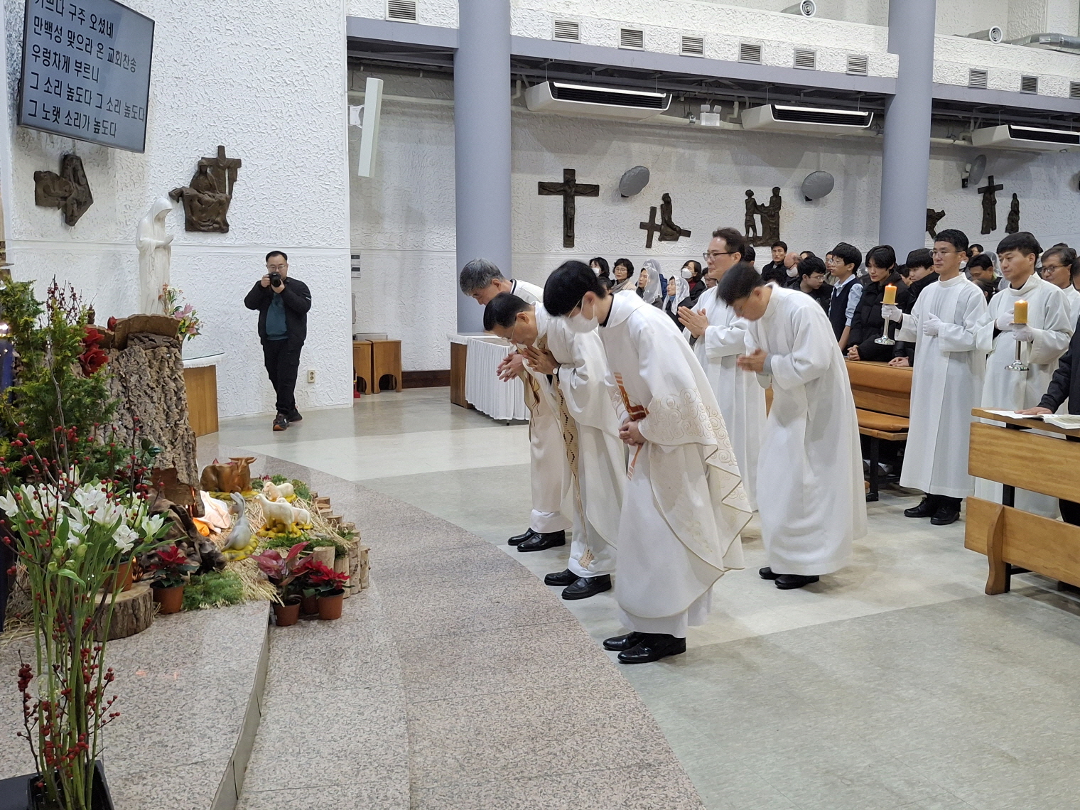 251224 성탄대축일밤미사_퇴장 (12).jpg