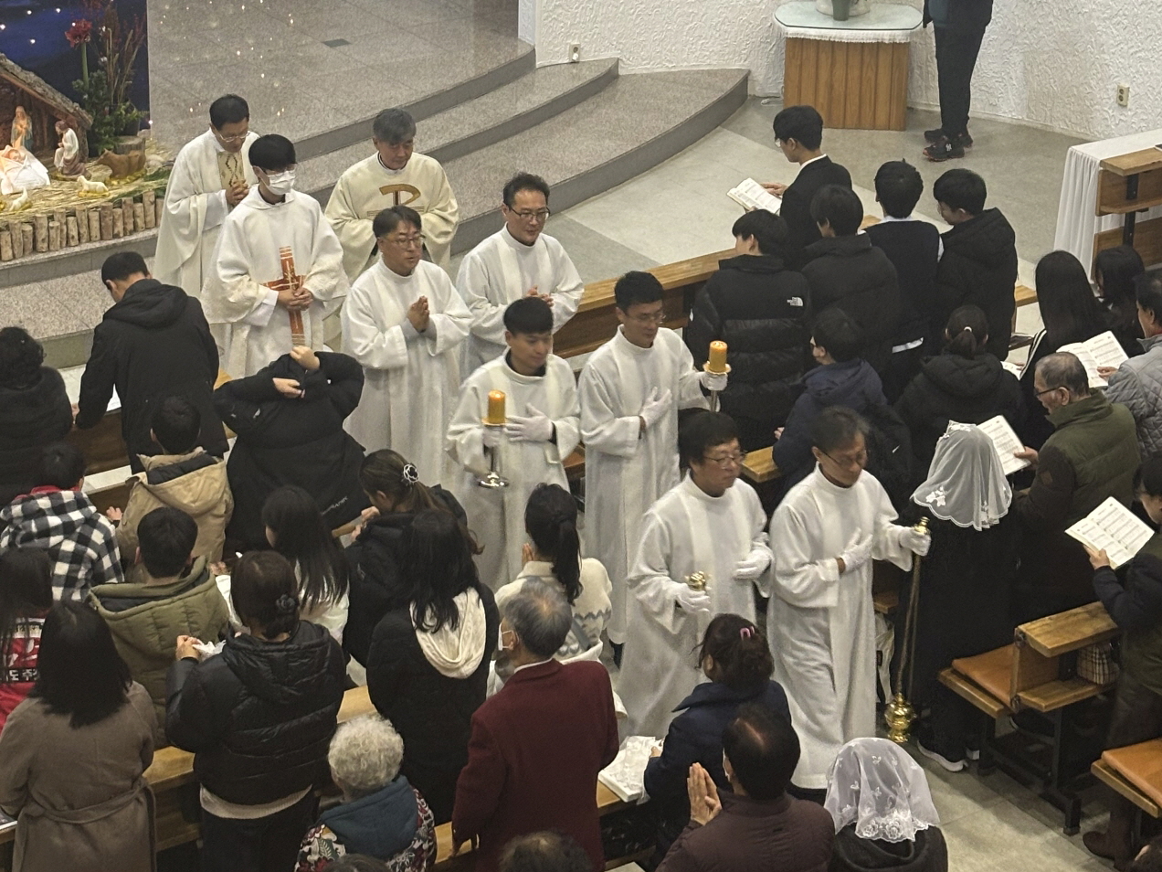 251224 성탄대축일밤미사_퇴장 (19).jpg