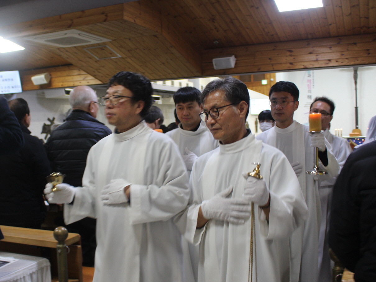251224 성탄대축일밤미사_퇴장 (9).JPG