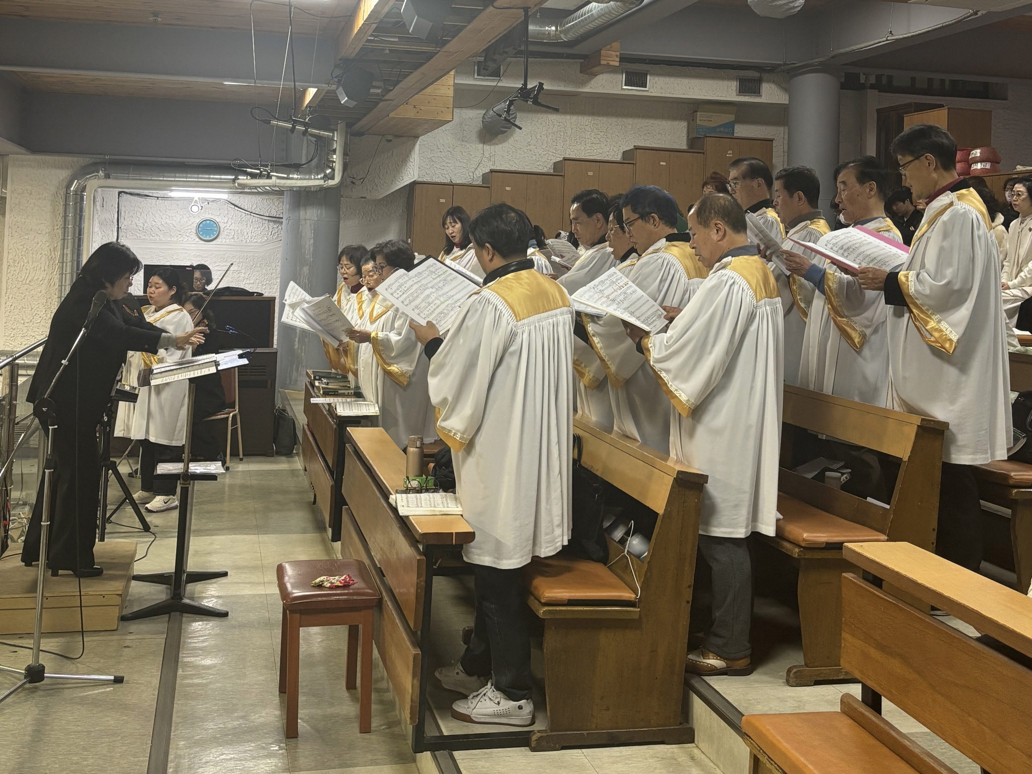 251224 성탄대축일밤미사_성가대 (5).jpg