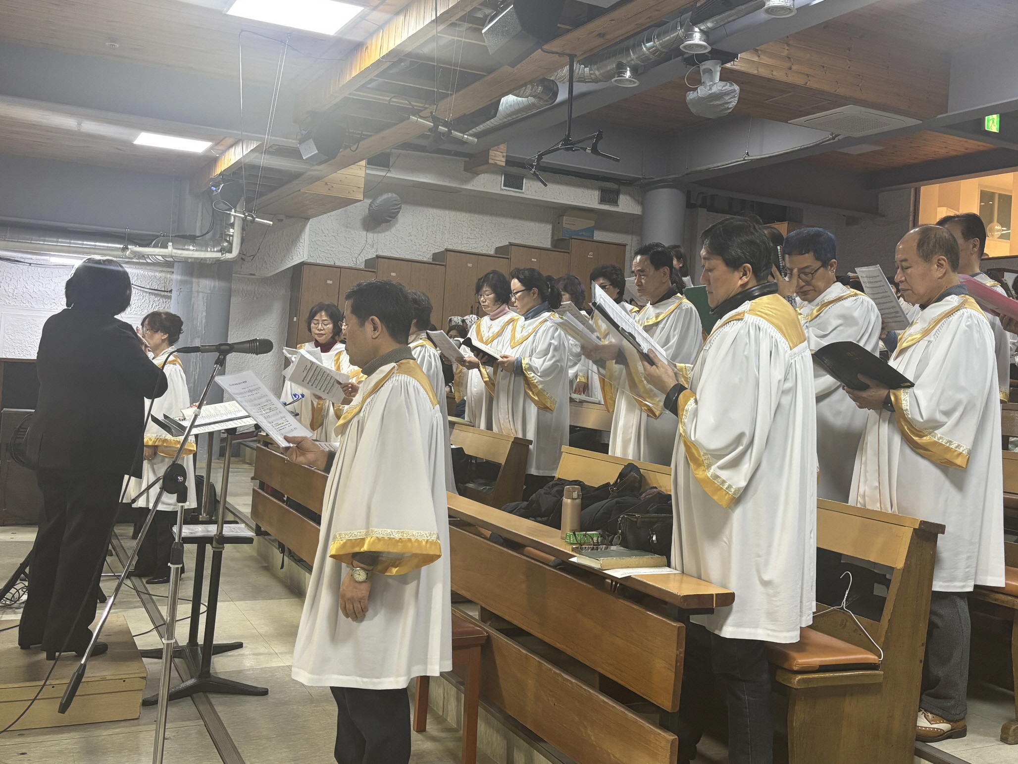 251224 성탄대축일밤미사_성가대 (4).jpg