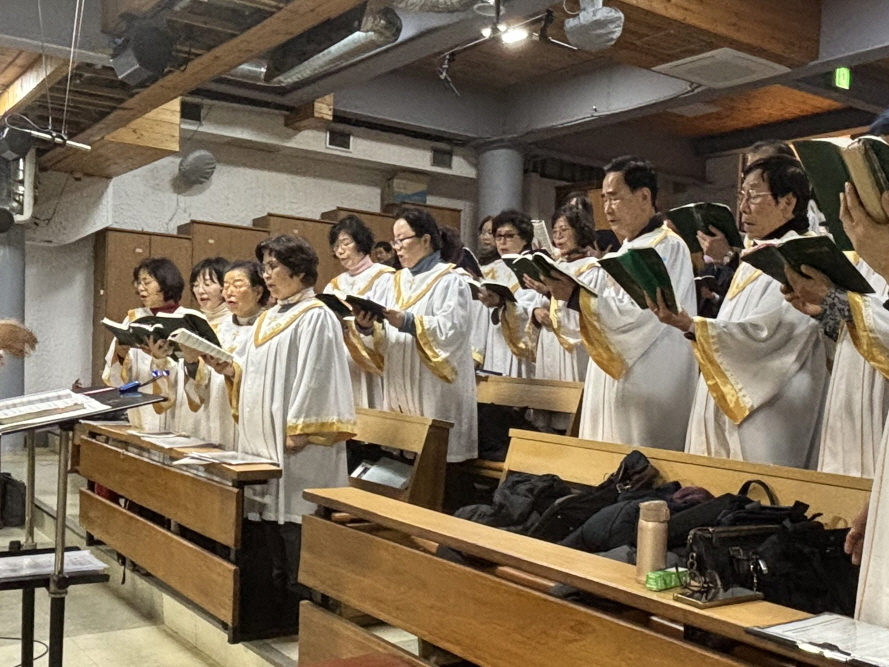 251224 성탄대축일밤미사_성가대 (10).jpg