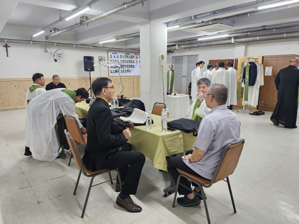 2410274 본당의날 손님신부님들 (2).jpg