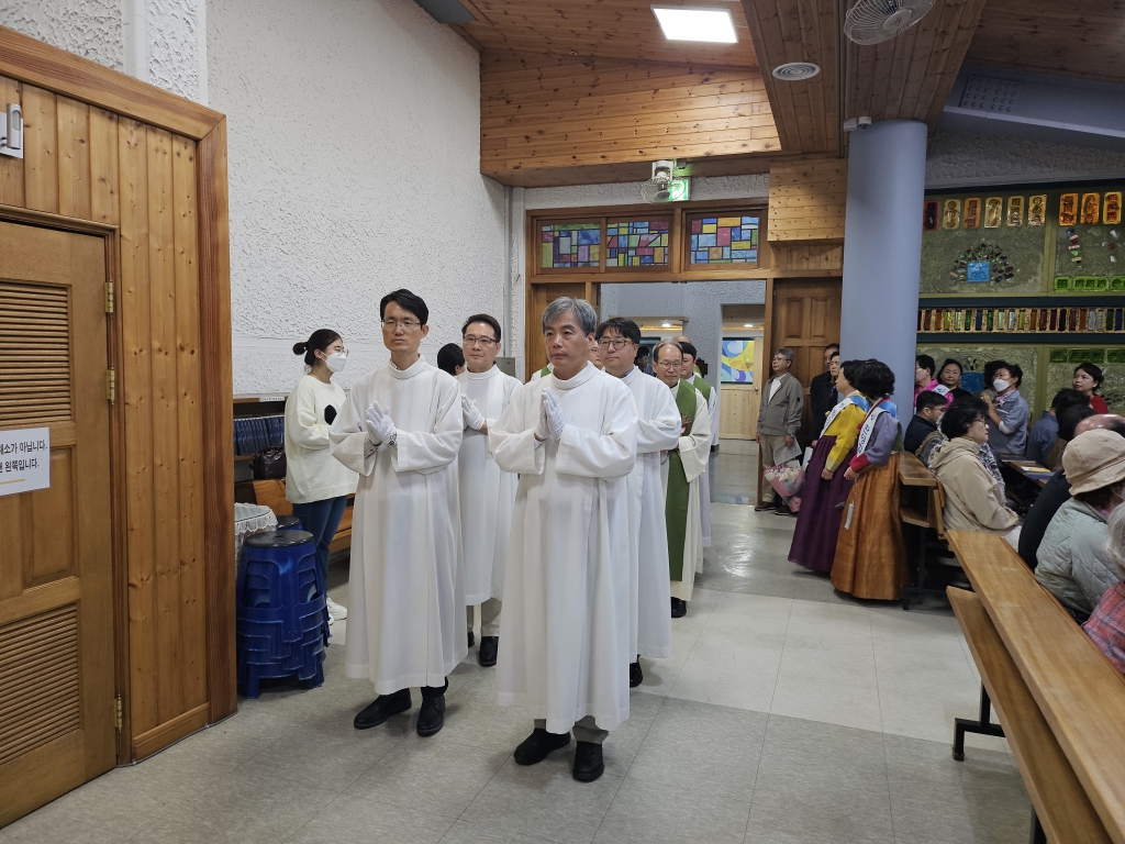 2410274 본당의날 미사 입당 (11).jpg