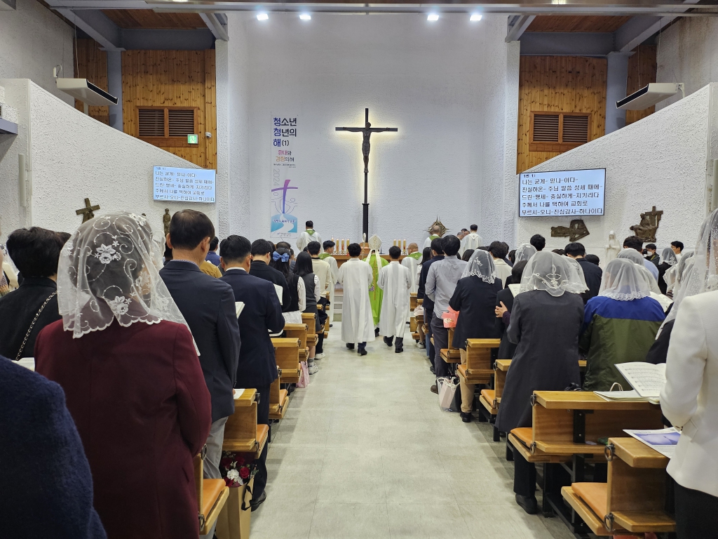 2410274 본당의날 미사 입당 (18).jpg