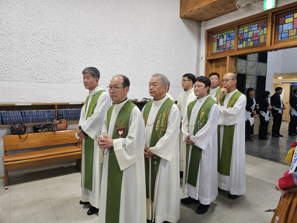 2410274 본당의날 미사 입당 (13).jpg