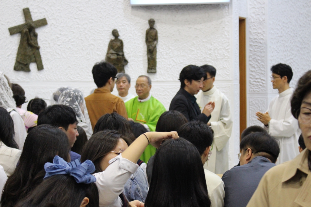 2410274 본당의날 미사 성체 (6).JPG