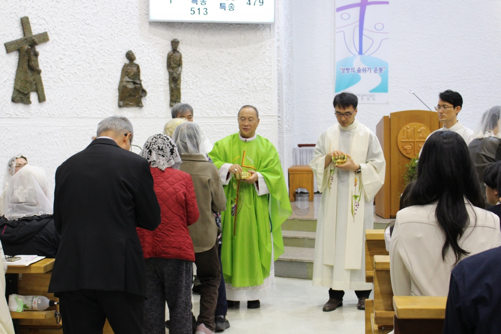 2410274 본당의날 미사 성체 (11).JPG