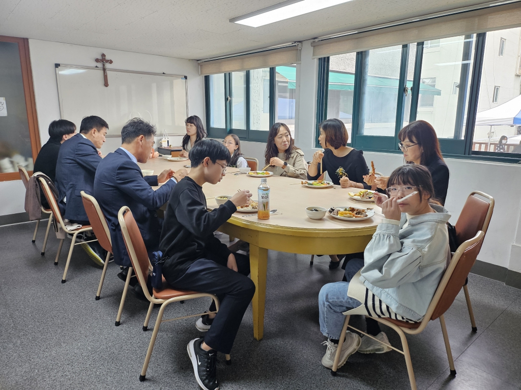 2410274 본당의날 점심식사 (9).jpg