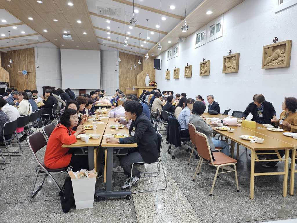 2410274 본당의날 점심식사 (8).jpg