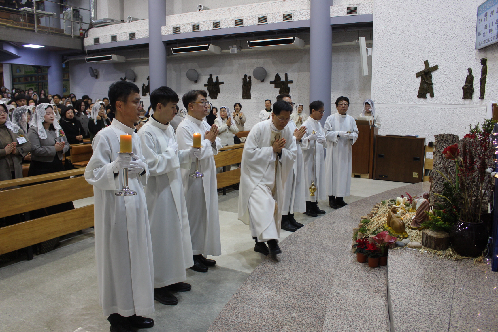 251225 성탄대축일 낮미사_입당 (13).JPG