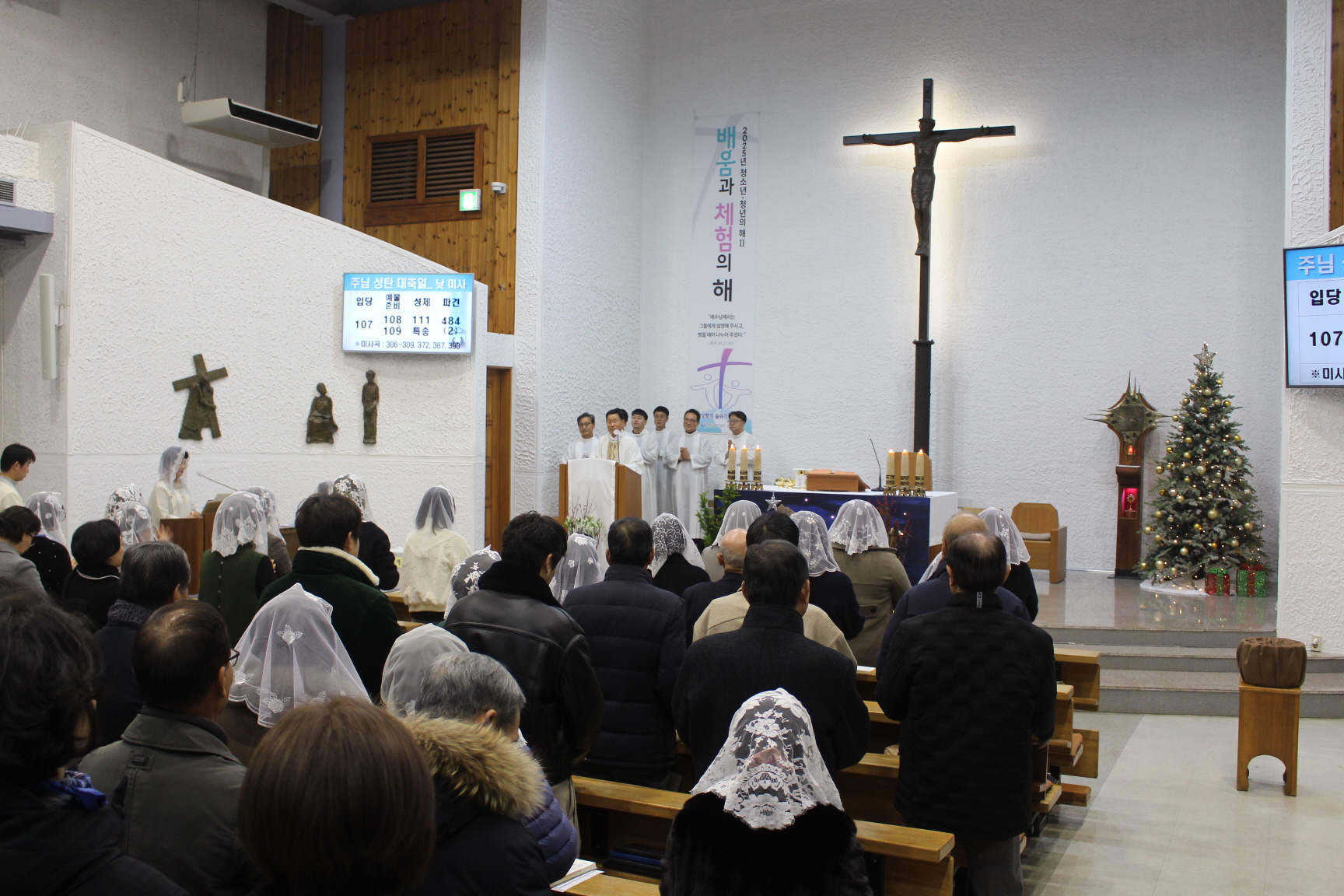251225 성탄대축일 낮미사_입당 (16).JPG