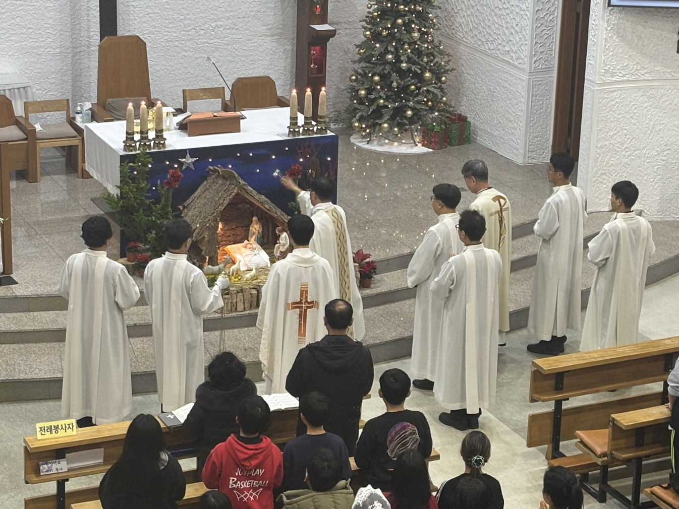 251224 성탄대축일밤미사_입당 (14).jpg