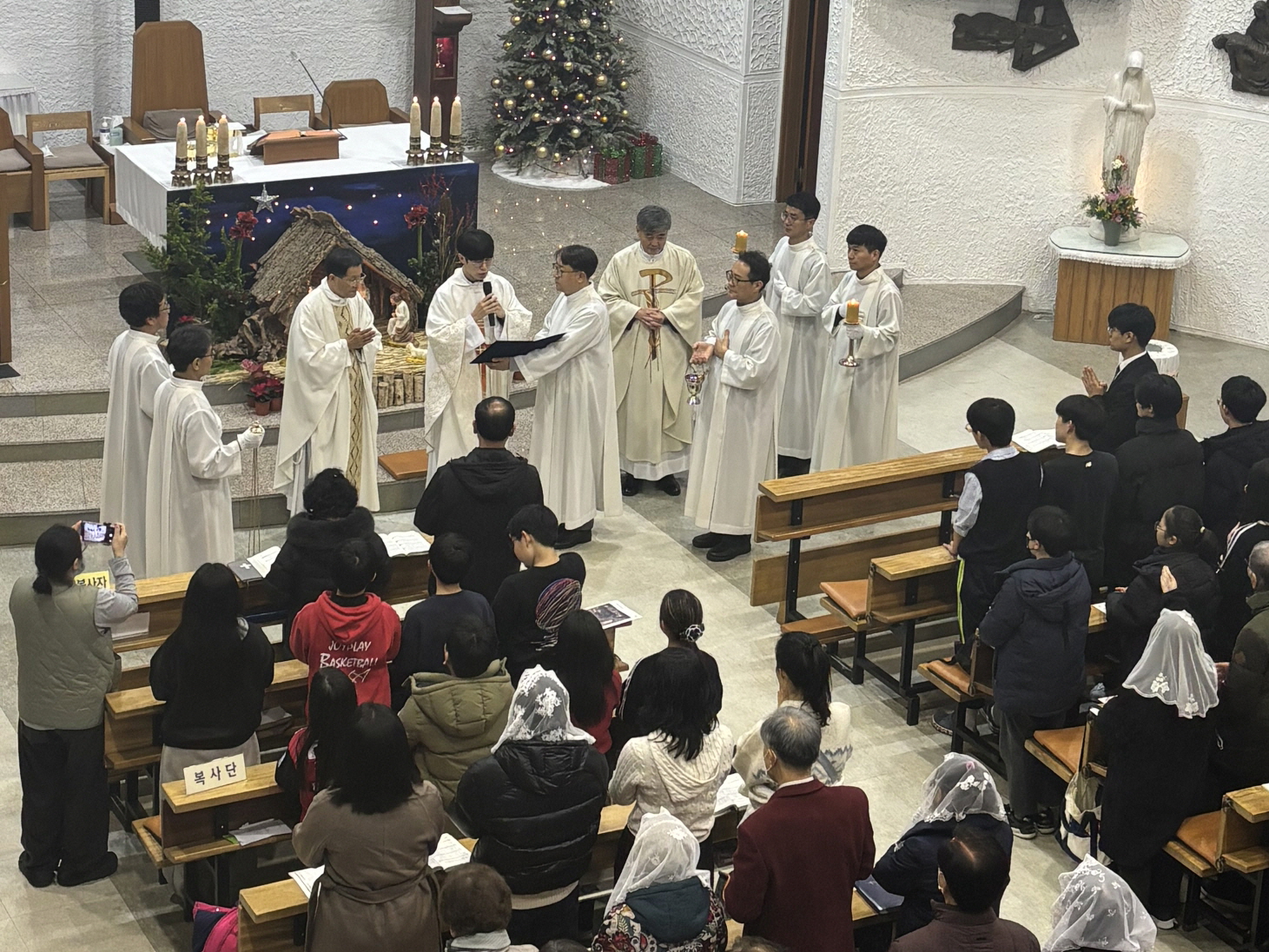 251224 성탄대축일밤미사_입당 (18).jpg