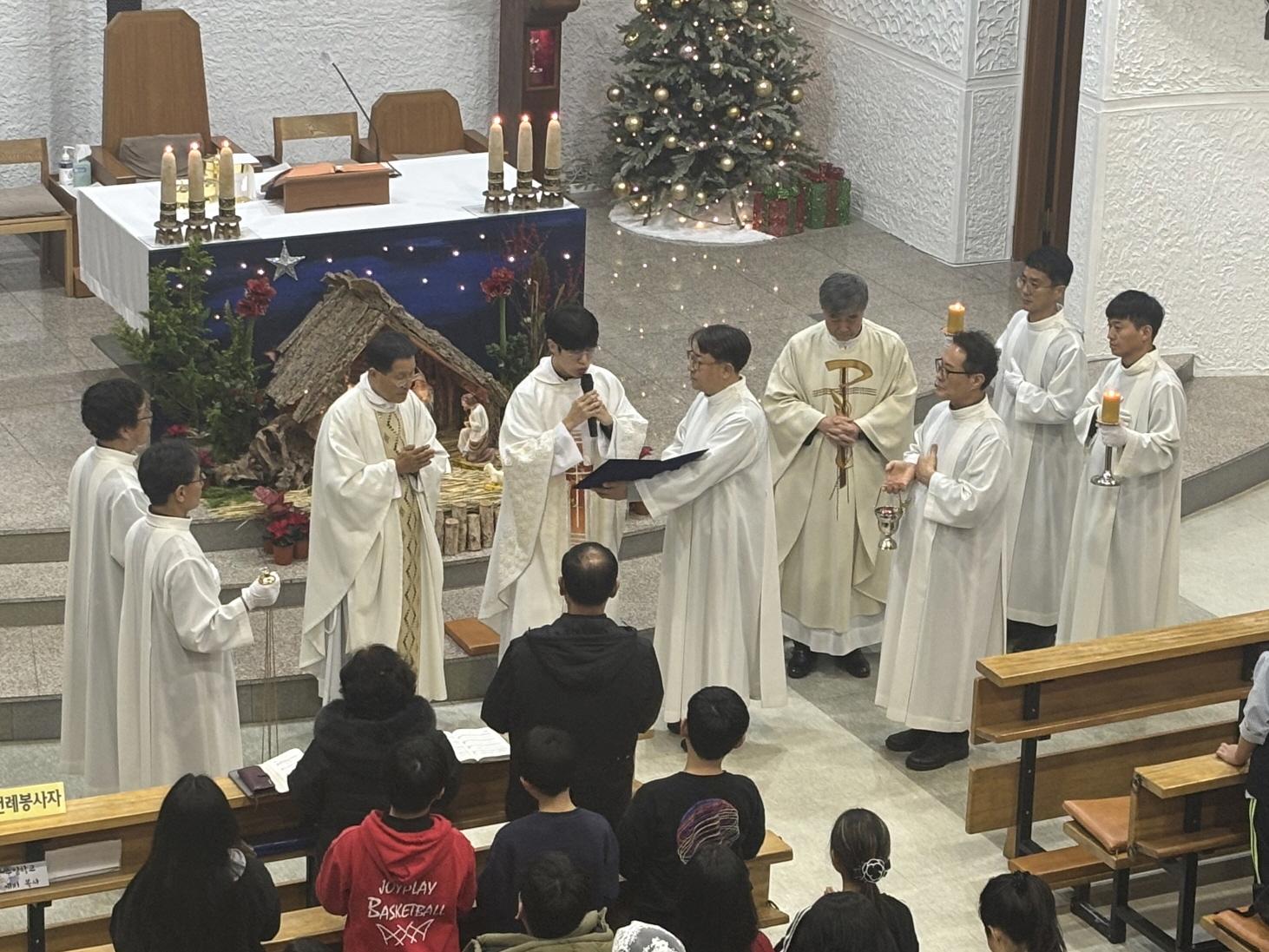 251224 성탄대축일밤미사_입당 (19).jpg