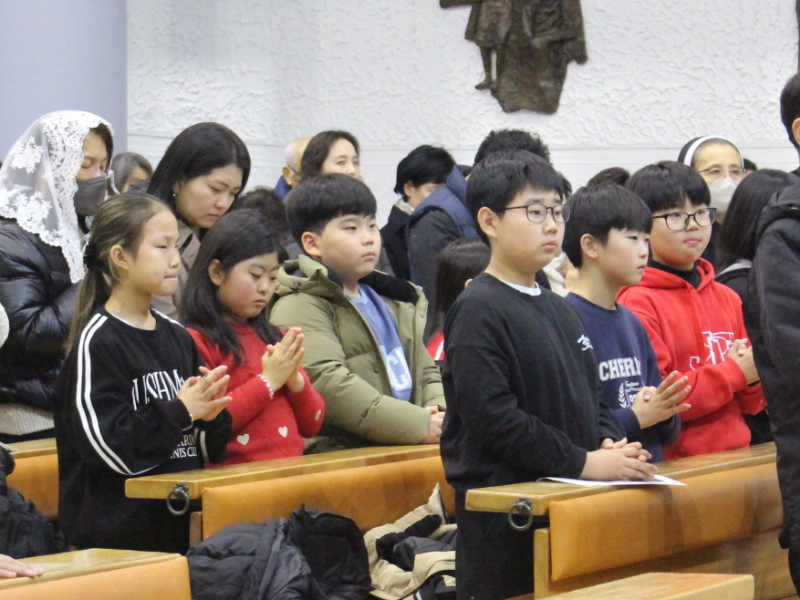 251224 성탄대축일밤미사_입당 (12).JPG