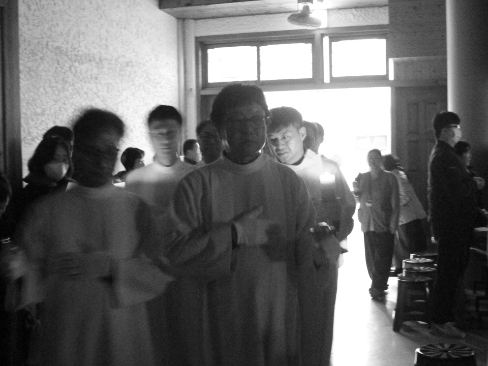 251224 성탄대축일밤미사_입당 (3).JPG