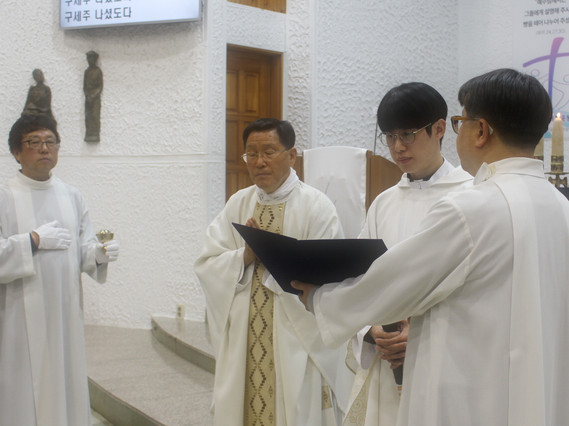 251224 성탄대축일밤미사_입당 (8).JPG