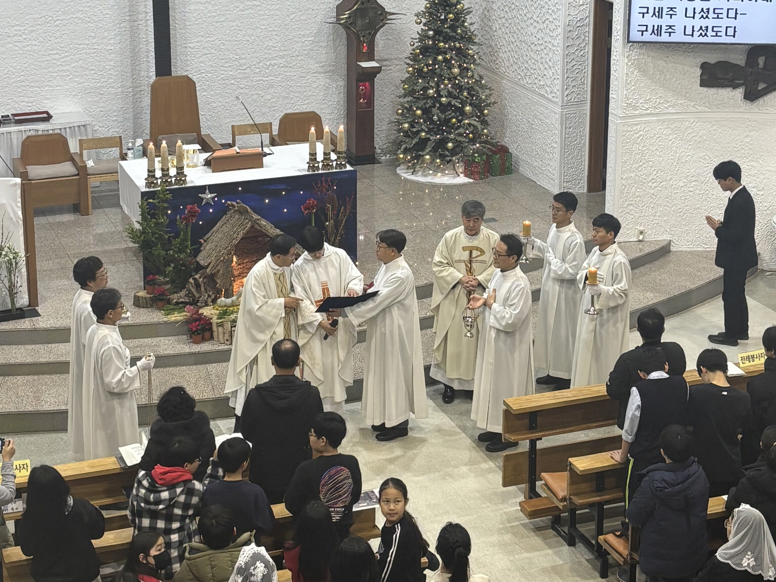 251224 성탄대축일밤미사_입당 (16).jpg