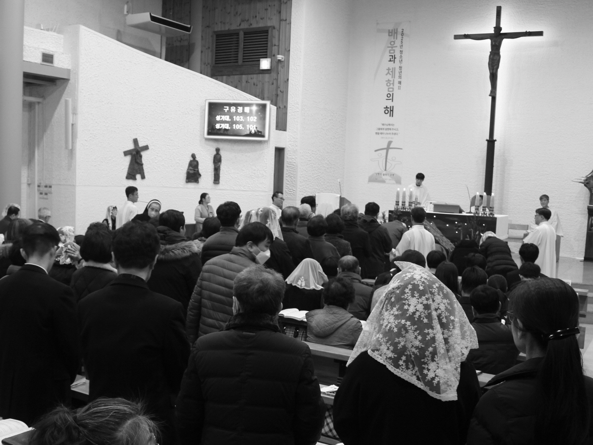 251224 성탄대축일밤미사_구유경배 (7).JPG