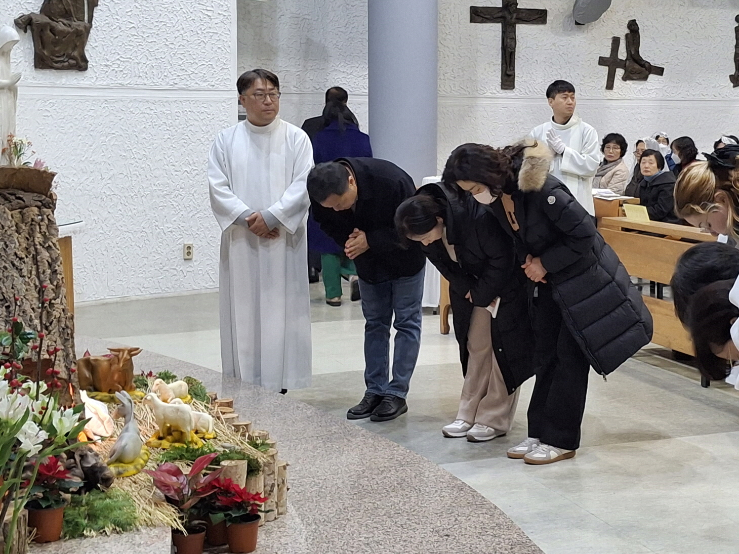 251224 성탄대축일밤미사_구유경배 (17).jpg