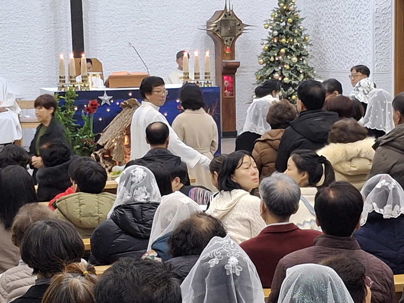 251224 성탄대축일밤미사_구유경배 (19).jpg