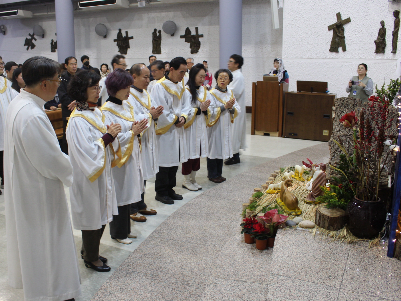 251224 성탄대축일밤미사_구유경배 (3).JPG
