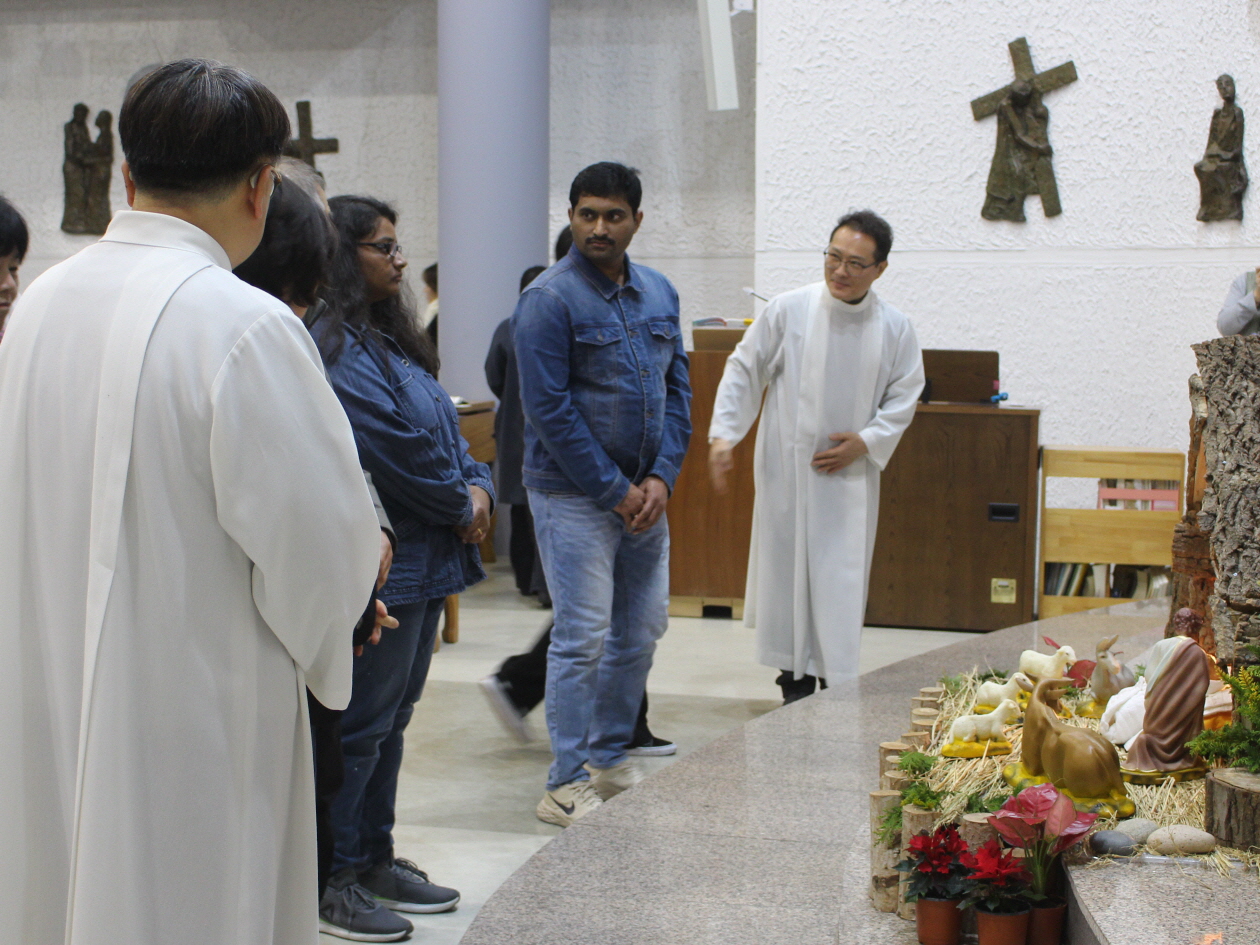 251224 성탄대축일밤미사_구유경배 (10).JPG