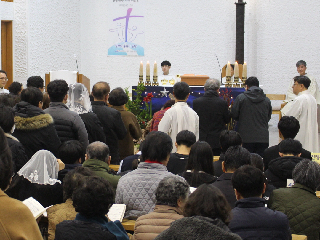251224 성탄대축일밤미사_구유경배 (8).JPG