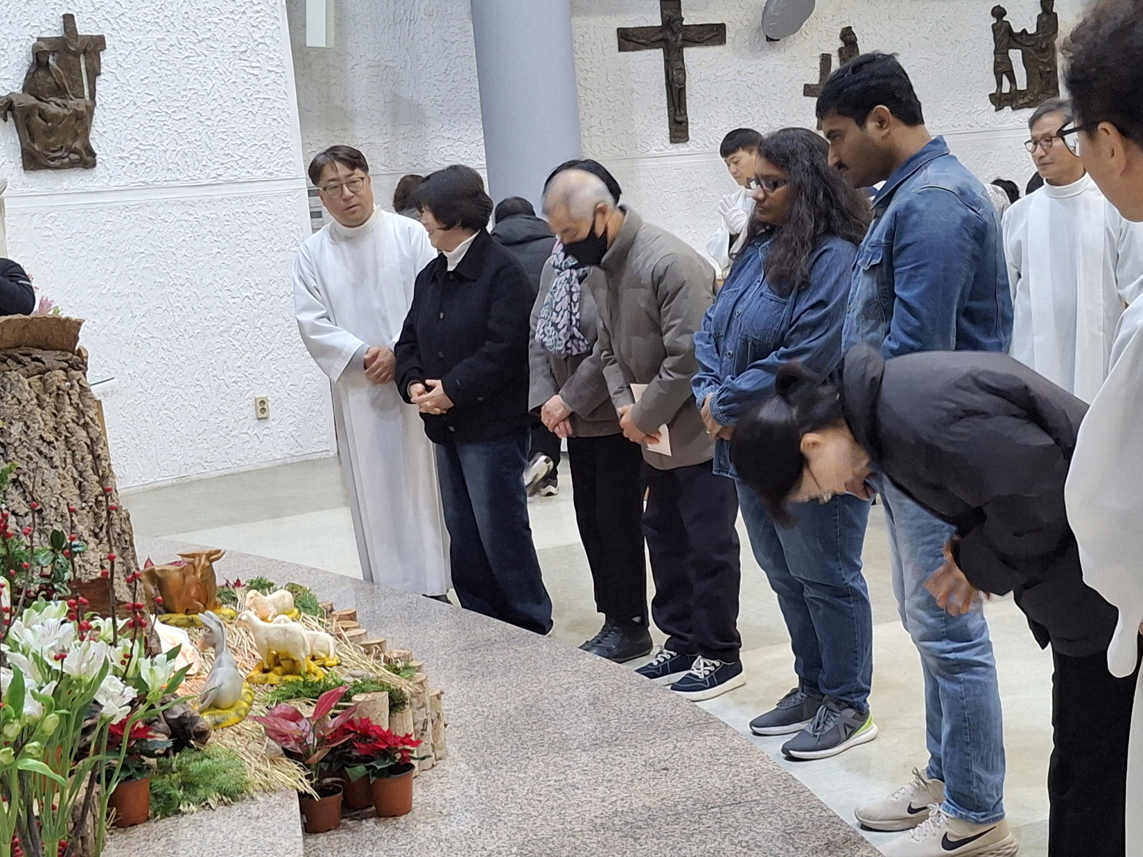 251224 성탄대축일밤미사_구유경배 (22).jpg