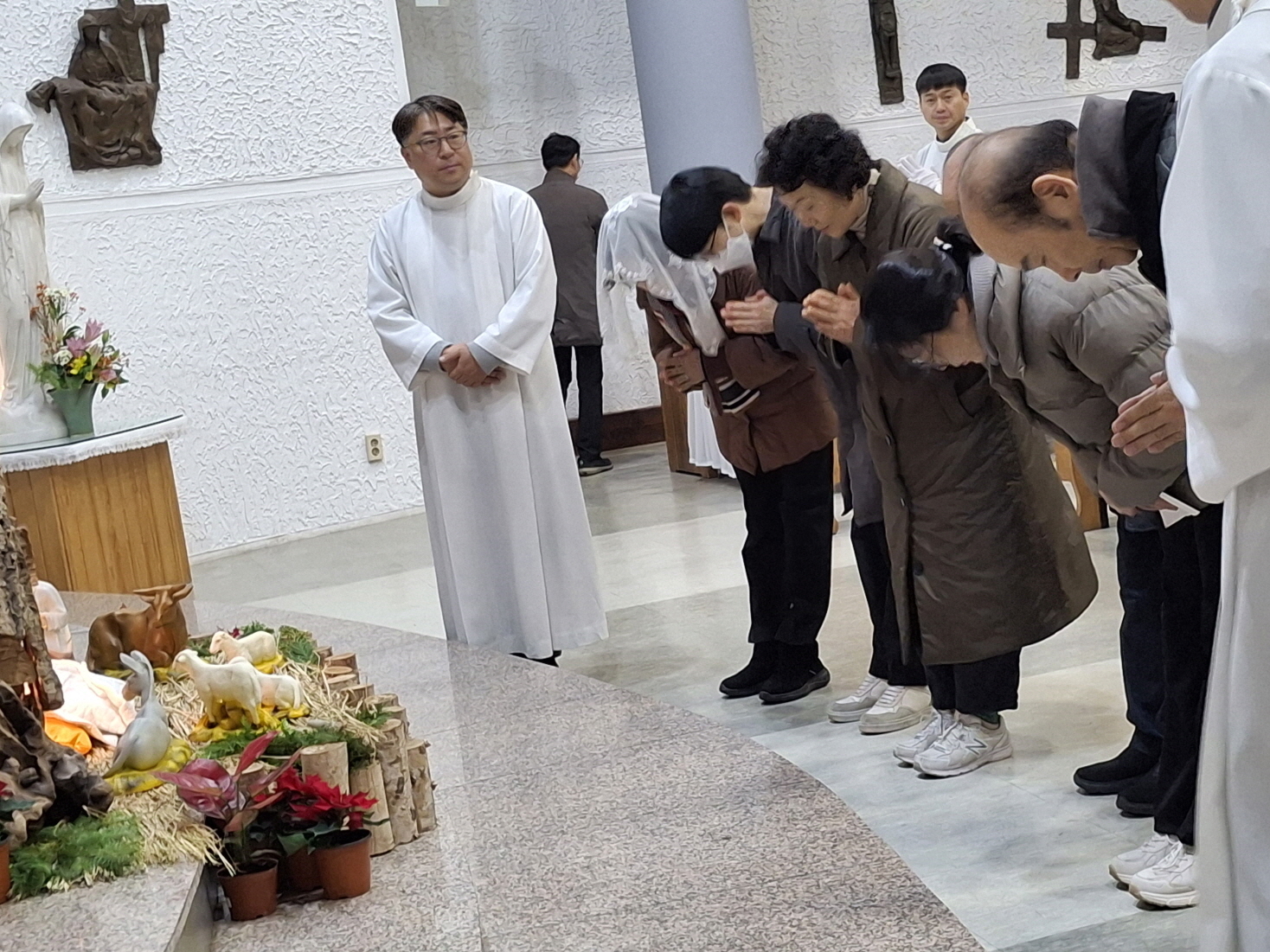 251224 성탄대축일밤미사_구유경배 (21).jpg